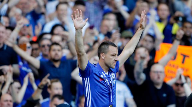 Kapten tim Chelsea John Terry mendapat penghormatan yang meriah dari rekan dan penggemarnya usai berakhirnya pertandingan melawan Sunderland di Stamford Bridge, Inggris, Minggu (21/5). (AP Photo/ Frank Augstein)