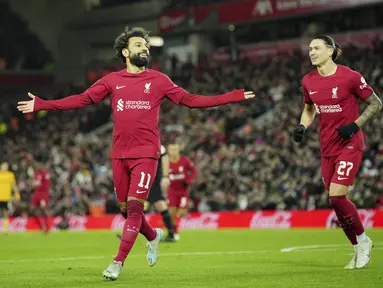 Penyerang Liverpool, Mohamed Salah (kiri) berselebrasi usai mencetak gol ke gawang Wolverhampton Wanderers pada putaran ketiga Piala FA di stadion Anfield, Inggris, Minggu (8/1/2023). Liverpool bermain imbang dengan Wolves dengan skor 2-2. (AP Photo/Jon Super)