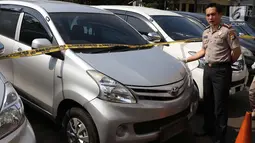 Kapolres Metro Jaksel Kombes Pol Indra Jafar menunjukkan mobil curian di Polres Metro Jakarta Selatan, Senin (30/4). Barang bukti 30 unit mobil, air soft gun, bor listrik, dan berbagai kunci letter T berhasil diamankan. (Liputan6.com/Immanuel Antonius)