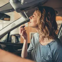 Ilustrasi makeup di mobil (iStockphoto)