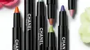 Perindah lirikan mata dengan yang PENSIL EYESHADOW-EYELINER-KOHL 3-IN-1. Palet bernuansa cerah dan semarak dengan sentuhan akhir multiwarna, kilau ala mutiara, dan bercahaya. Lebih ekspresif berkelana dan semakin berani berfantasi. [ Foto dok Chanel ]