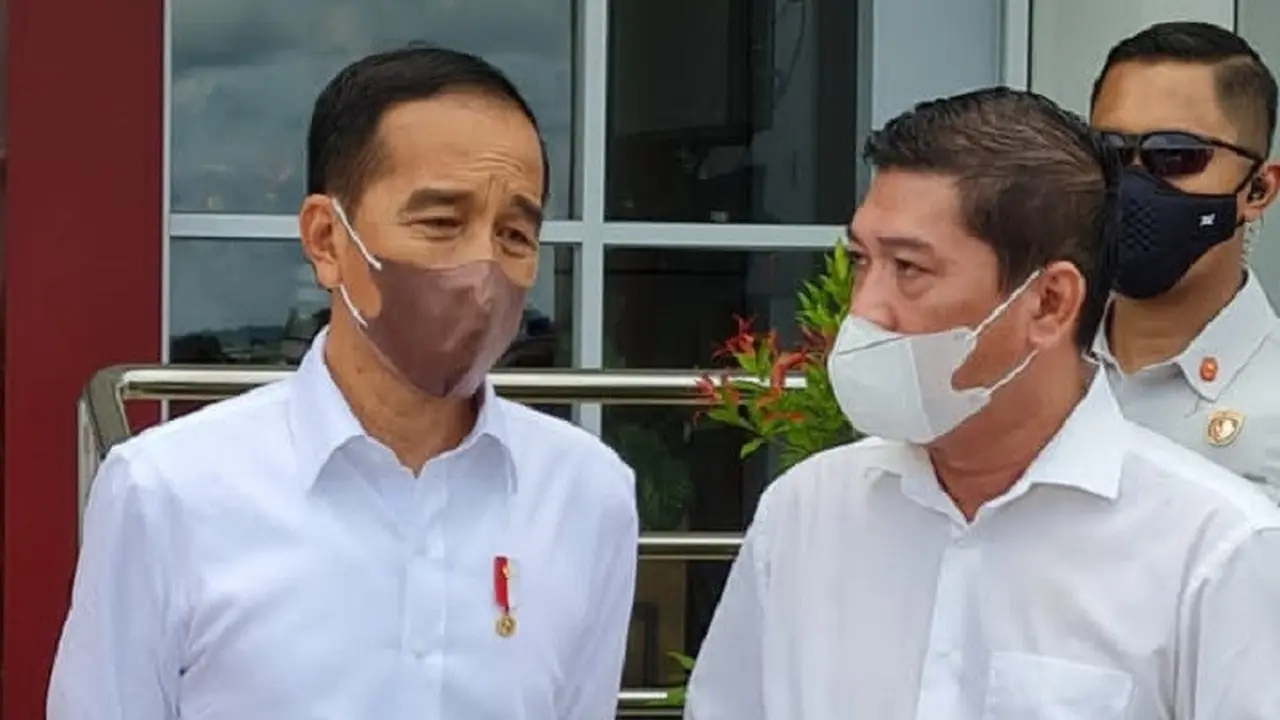 Ketua Relawan Solmet bertemu Jokowi di sela peresmian Bandara Trunojoyo Madura. (Ist).