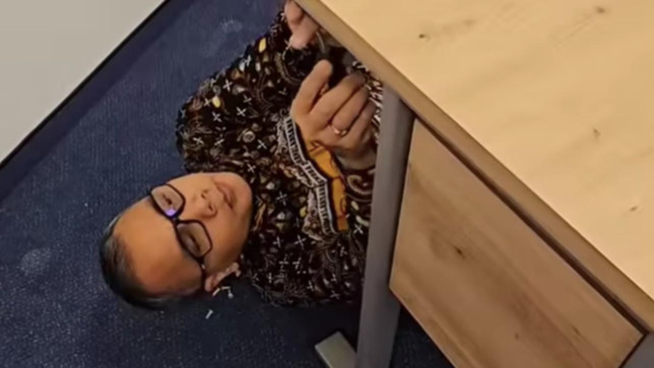 Momen Kombes Shinto Silitonga Beres-Beres Kantor, Sampai Masuk Kolong Bongkar Meja Kerja Sendiri 'Selamat Tinggal Kantor Lama