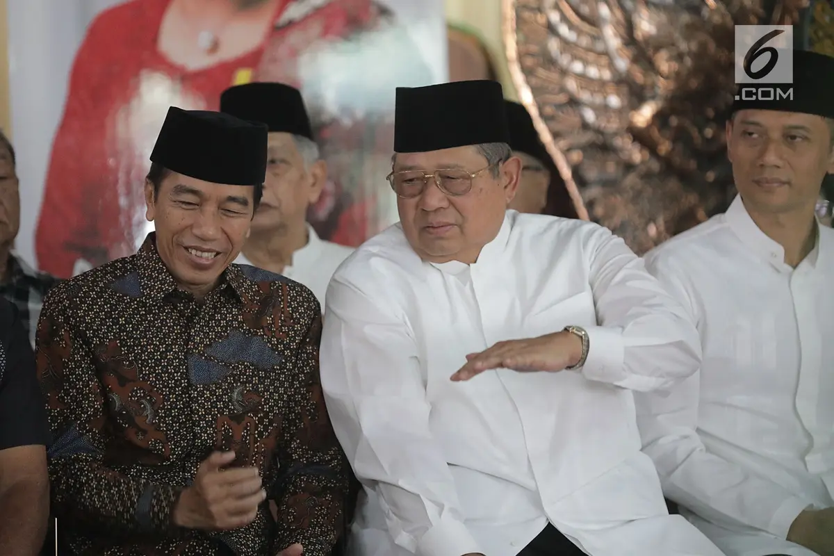 Jokowi Melayat Ibunda SBY di Cikeas