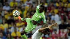 Juwon Oshaniwa (kiri) mencoba merebut bola atas dari Reza Ghoochannejhad (Iran) di babak penyisihan Piala Dunia Grup F, Baixada Arena, Brasil, (17/6/2014). (REUTERS/Henry Romero)