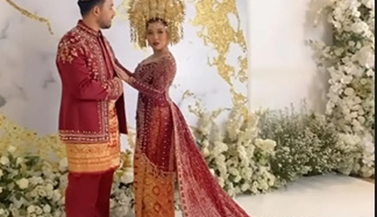 Bersanding dengan Kiky, Khairi pun mengenakan beskap berwarna senada dan songket yang serasi [instagram/kikysaputri]