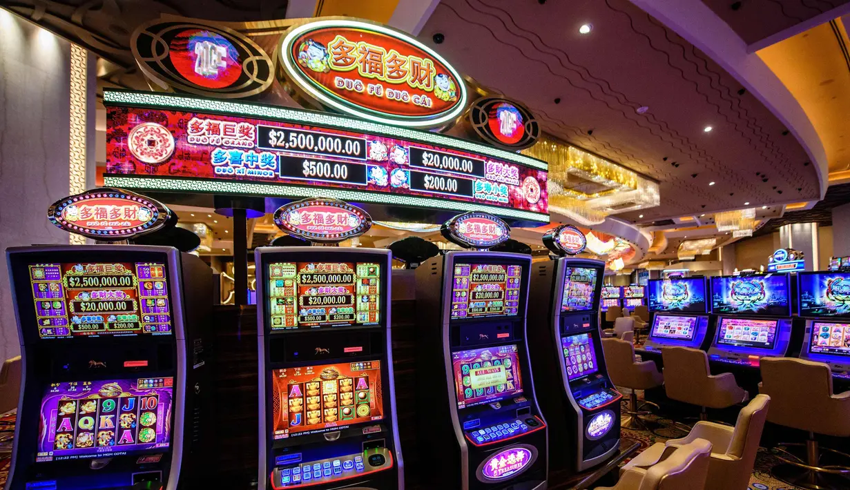 Mesin game terlihat di kasino resor MGM Cotai di Macau (13/2). MGM China membuka resor mega multi-miliar dolar baru di strip Cotai yang mewah di Macau menyusul beberapa penundaan pada proses persetujuan pemerintah. (AFP Photo/Anthony Wallace)