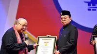 Museum Rekor Dunia Indonesia (MURI) memberikan penghargaan kepada KBRI Seoul atas kesuksesan penyelenggaraan Festivasl Indonesia tahun 2023 (KBRI Seoul).