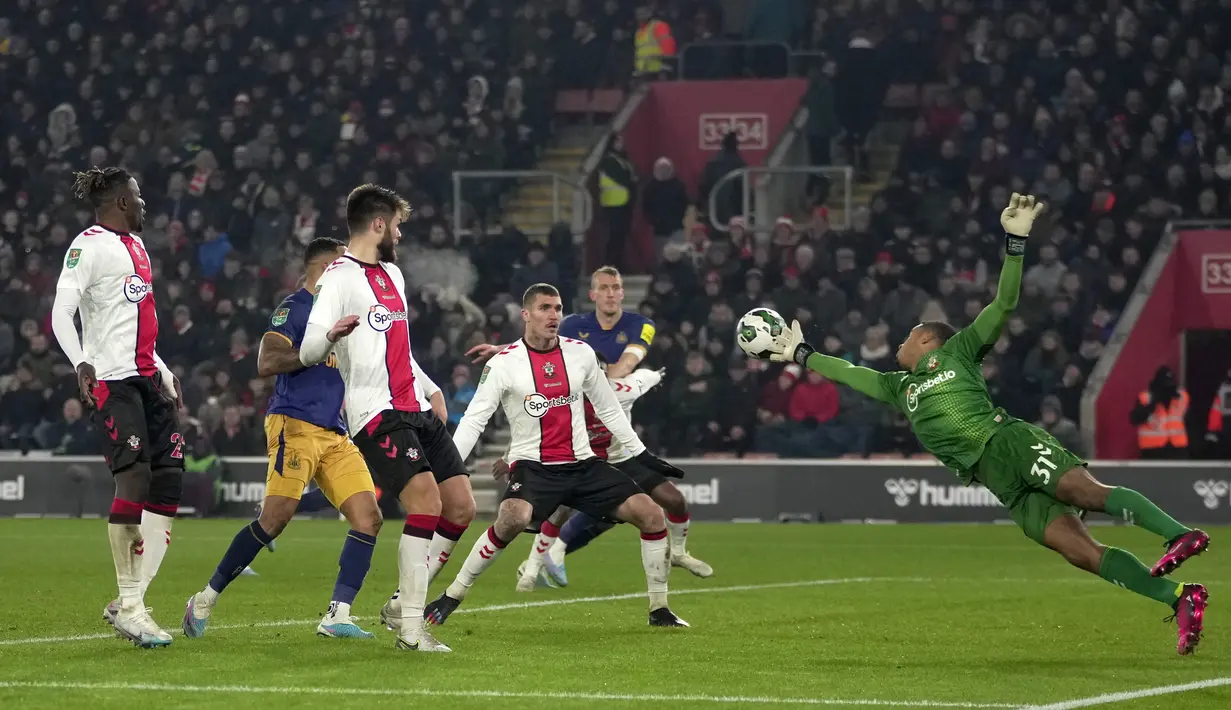 Kiper Southampton Gavin Bazunu melakukan penyelamatan saat bertanding melawan Newcastle United pada leg pertama pertandingan semifinal Piala Carabao di St Mary's Stadium di Southampton, Inggris, Rabu (24/1/2023). Newcastle menang tipis atas Southampton dengan skor 1-0. (AP Photo/ Kin Cheung)
