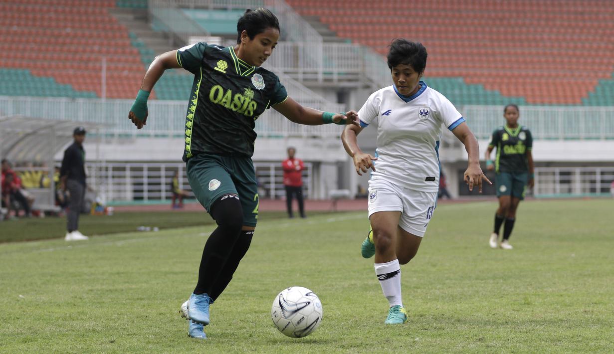 Bek Tira Persikabo Putri, Regina Tiofanny, berebut bola dengan pemain PSIS Semarang pada lanjutan laga Liga 1 Purtri 2019 di Stadion Pakansari, Bogor, Kamis (7/11). Tira Persikabo Putri menang 2-0 atas PSIS Semarang. (Bola.com/Yoppy Renato)