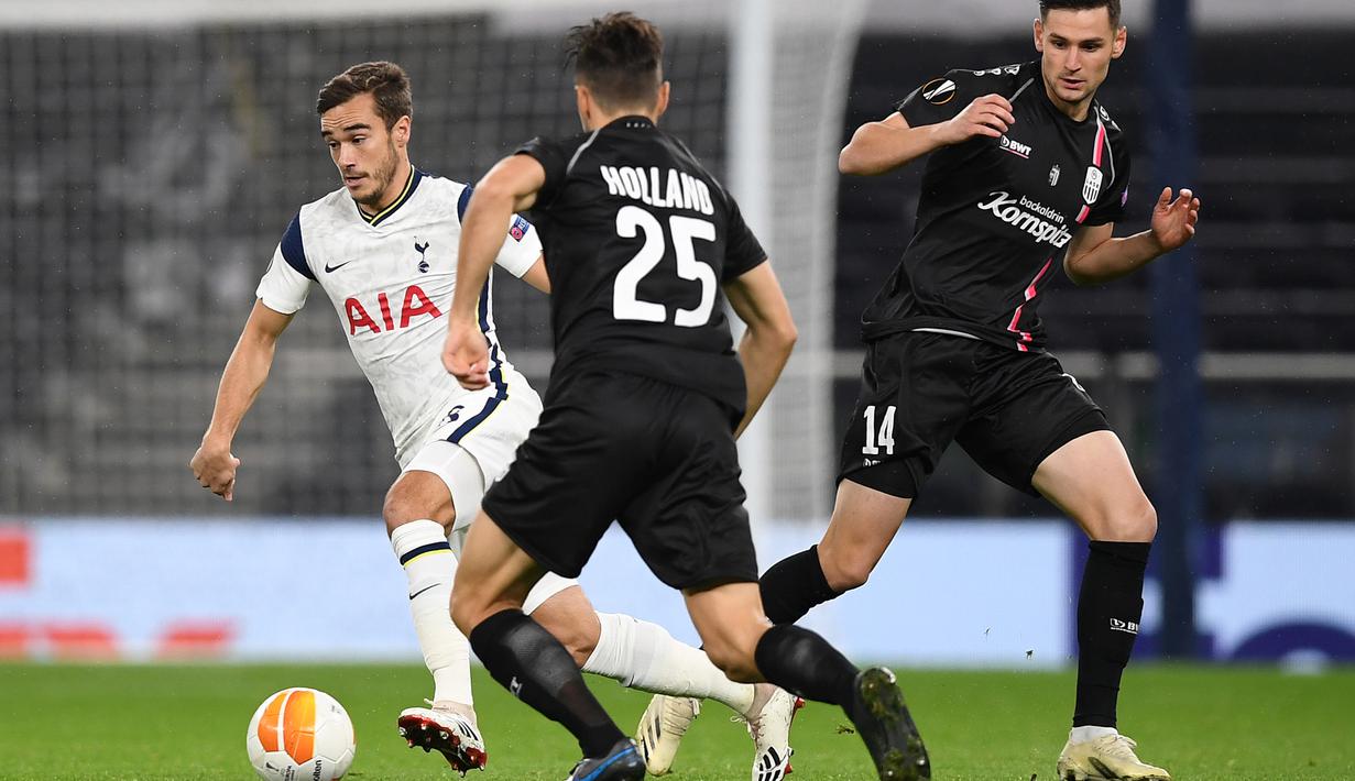 Gelandang Tottenham, Harry Winks, berusaha melewati pemain LASK pada laga Grup J Liga Europa 2020/2021 di Tottenham Hotspurs Stadium, Jumat (23/10/2020) dini hari WIB. Tottenham menang telak 3-0 atas LASK. (AFP/Daniel Leal-Olivas)