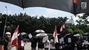 Aktivis dari Gema Tapteng membawa payung hitam saat melakukan aksi unjuk rasa di depan gedung KPK, Jakarta (9/5). Bakhtiar Ahmad Sibarani dinilai telah memberi suap terhadap mantan Ketua MK, M Akil Mochtar. (Merdeka.com/Dwi Narwoko)