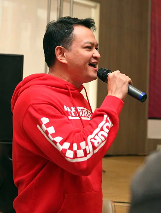 "Konsep albumnya simpel banget. Saya punya beberapa lagu yang sudah siap diedarkan, akhirnya kita kumpulin di sini. Produce-nya itu dari hati yang terdalam," tutur Seno M. Harjo yang juga pemilik label Target Pop. (Nurwahyunan/Bintang.com)