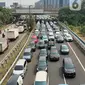 Sejumlah kendaraan terjebak kemacetan panjang di tol yang mengarah ke Bandara Soekarno-Hatta (Soetta), Tangerang, Banten, Selasa (10/11/2020). Kemacetan terjadi karena adanya penyambutan kepulangan pimipinan Front Pembela Islam (FPI) Rizieq Shihab. (Liputan6.com/Angga Yuniar)