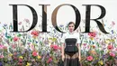 Hailee Steinfeld mengenakan Dior Ready-To-Wear oleh Maria Grazia Chiuri. Bintang film Pitch Perfect ini juga mempermanis tampilannya dengan tas, ikat pinggang, sepatu, dan perhiasan dari Dior. (dok/Dior).