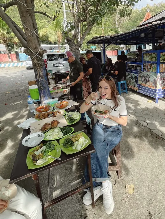 Sesampainya di lokasi, terlihat bahwa Momo menikmati makan siang bersama keluarga. Momen ini terlihat cukup menyenangkan bila liburan dengan mengendarai bus mewah. Banyak netizen pun memberikan berbagai sorotan mengenai momen liburan Momo dengan bus mewah tersebut. (Liputan6.com/IG/@therealmomogeisha)