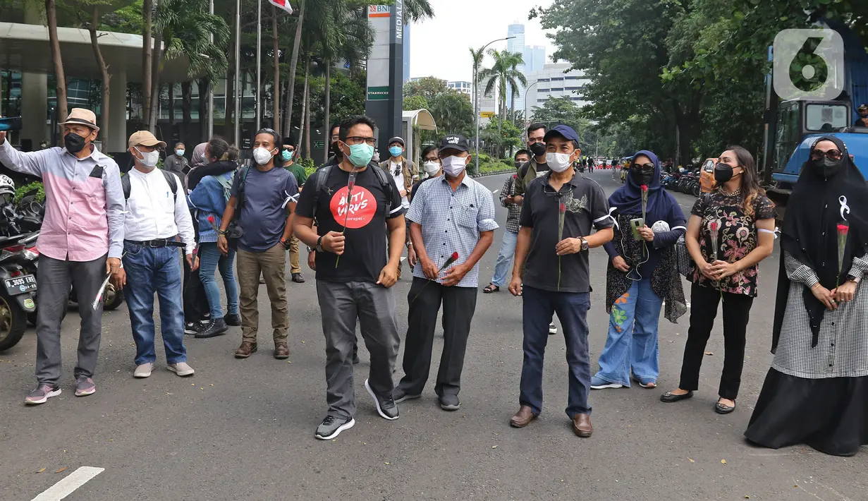 Pegiat antikorupsi dan keluarga menanti kedatangan pegawai KPK yang dipecat di depan Gedung KPK di Jakarta, Kamis (30/9/2021). 57 + 1 pegawai KPK yang tak lolos TWK diberhentikan dengan hormat per 30 September 2021. (Liputan6.com/Herman Zakharia)