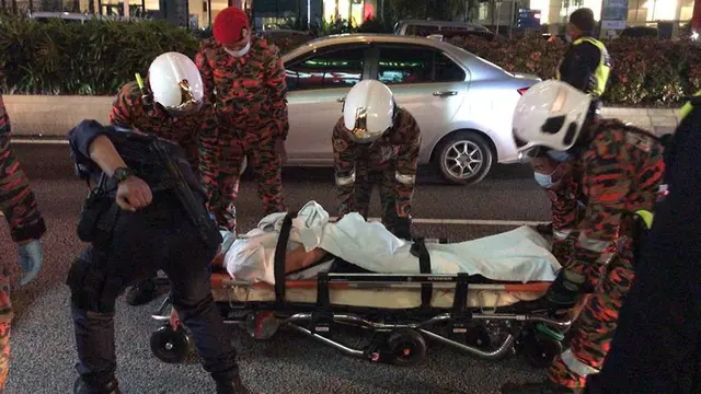 Petugas pemadam kebakaran dan penyelamat Malaysia mengevakuasi penumpang yang terluka setelah tabrakan antara dua kereta LRT. (Foto: Twitter / Bernama)