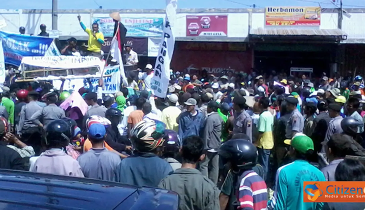 Citizen6, Brebes: Sedikitnya 100 orang petani melakukan demo di Brebes minta pmerintah untuk tolak mengimpor bawang. (Pengirim: Habty Yunita)