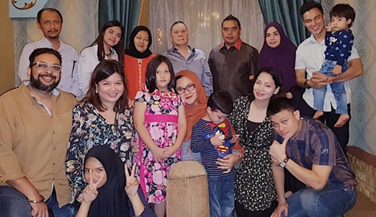 Hubungan Baim dan Vebby tercium ke publik dari media sosial. Lantaran keduanya mengunggah foto kebersamaannya. Baim mengaku bahwa perkenalanannya dengan Vebby dari media sosial. Baim juga sudah diburu-buru oleh orangtuanya. (Instagram/vebbypalwinta)