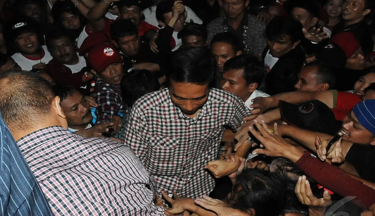  Ditemani rintik hujan, Calon Presiden Joko Widodo menyambangi lapangan Tega Lega, Bandung temui para relawan (Liputan6.com/Herman zakharia).