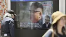 Layar monitor besar menampilkan gambar Kim Jong Un dengan sebuah laporan peluncuran rudal Korea Utara, di Tokyo, Jepang (29/5). Kim Jong Un menjadi bahan pemberitaan media Jepang usai peluncuran rudal balistik. (Yu Nakajima / Kyodo News via AP)