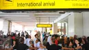 Suasana kedatangan kelompok musik 5 Seconds of Summer (5SOS) di bandara Soekarno Hatta, Tangerang, Jum'at, (4/3). Single She looks So Perfect dari album debut mereka yang menjadi nomor satu di tangga lagu sebelas negara. (Liputan6.com/Faisal R Syam)