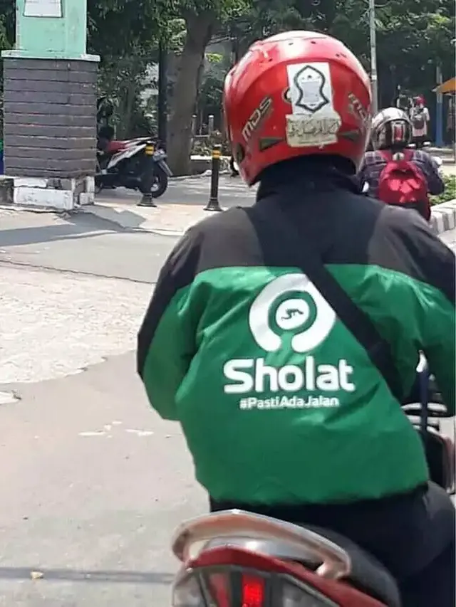 8 Potret Nyeleneh Jaket Ojol, Modifikasinya Kocak Banget