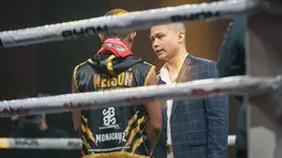 Presiden Byon Combat, Yoshua Marcellos memberikan ucapan selamat kepada Nelson Julianto usai menang atas Kallens Barthez dalam duel kelas 61 kilogram di ajang Byon Madness Vol. 4 yang digelar di Spike Air Dome, PIK 2, Jakarta, Sabtu (6/6/2026).