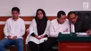 Terdakwa kasus dugaan penipuan dan penggelapan umrah First Travel, Kiki Hasibuan, Anniesa Hasibuan dan Andika Surachman saat menjalani sidang di PN Kota Depok, Senin (21/3). (Liputan6.com/Immanuel Antonius)