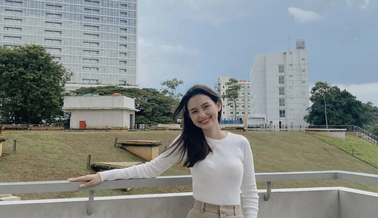 Kali ini dengan paduan long sleeve t-shirt dan high waisted pants, gaya nyaman ini cocok untuk dipakai ke kampus. [Foto: Instagram/ Sarah Menzel]