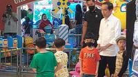 Presiden Jokowi momong cucu Jan Ethes Srinarendra dan La Lembah di wahana bermain anak Solo Paragon Mal, Minggu (4/1).(Liputan6.com/Fajar Abrori)