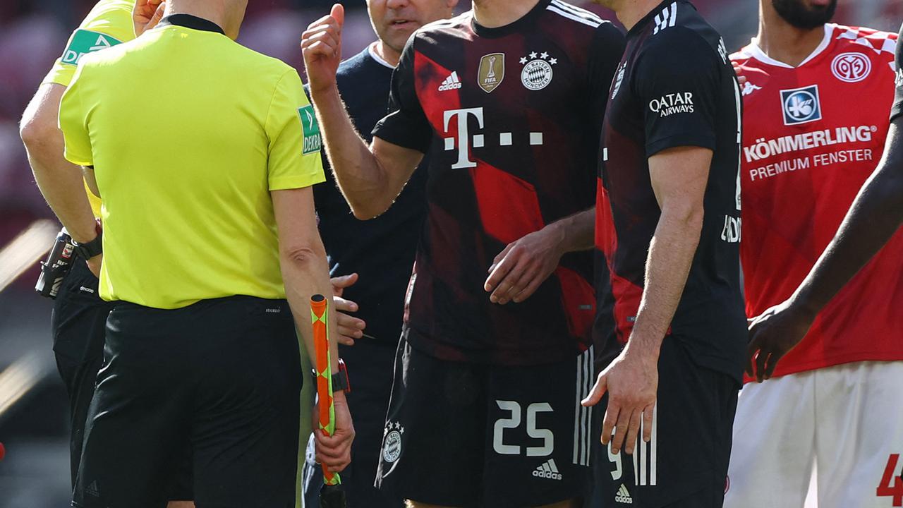 FOTO: Takluk 1-2 dari FSV Mainz, Bayern Munich Gagal Kunci Titel Juara Liga Jerman - Thomas Mueller; Robert Lewandowski