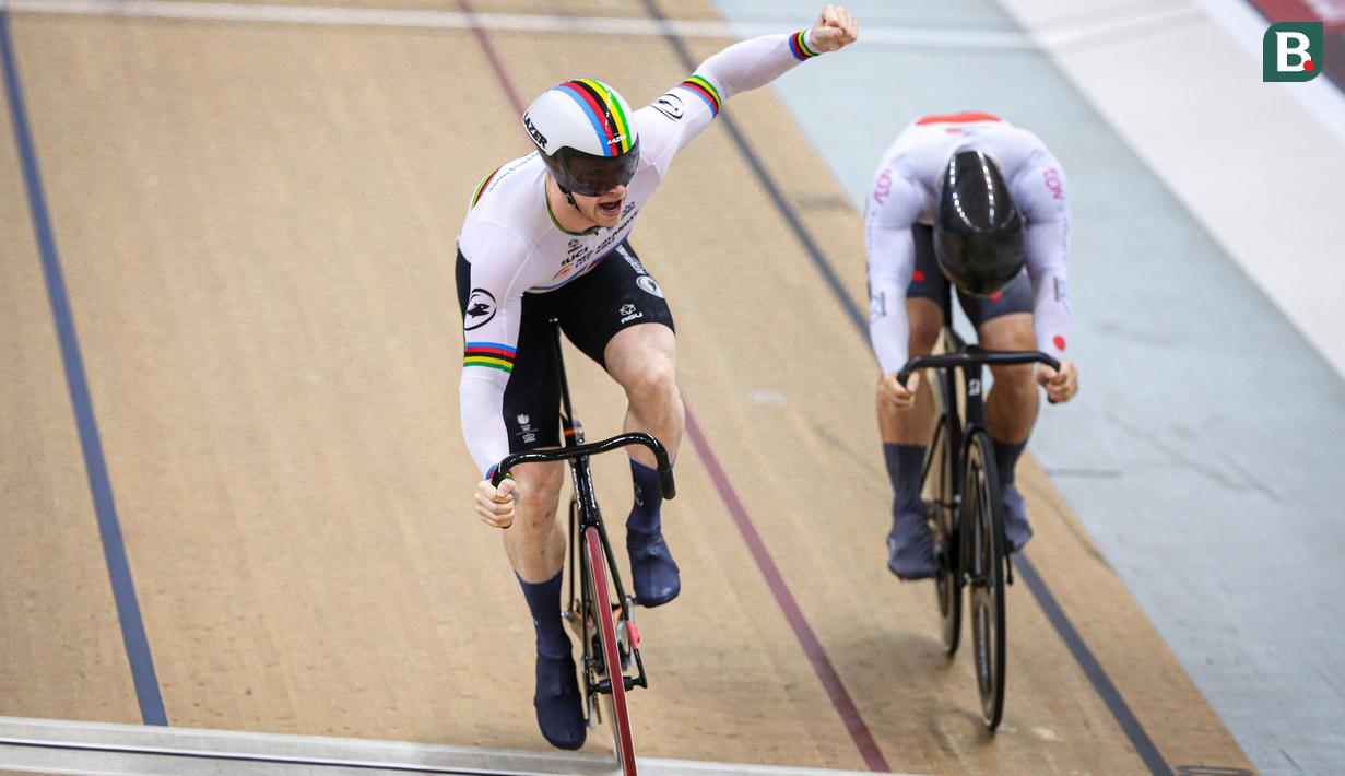 <p>Pebalap sepeda Belanda, Harrie Lavreysen (kiri) berselebrasi setelah memenangkan nomor sprint putra melawan pebalap sepeda Jepang, Ota Kaiya pada UCI Track Nations Cup 2023 di Jakarta International Velodrome, Rawamangun, Jakarta, Minggu (26/02/2023). (Bola.com/Bagaskara Lazuardi)</p>