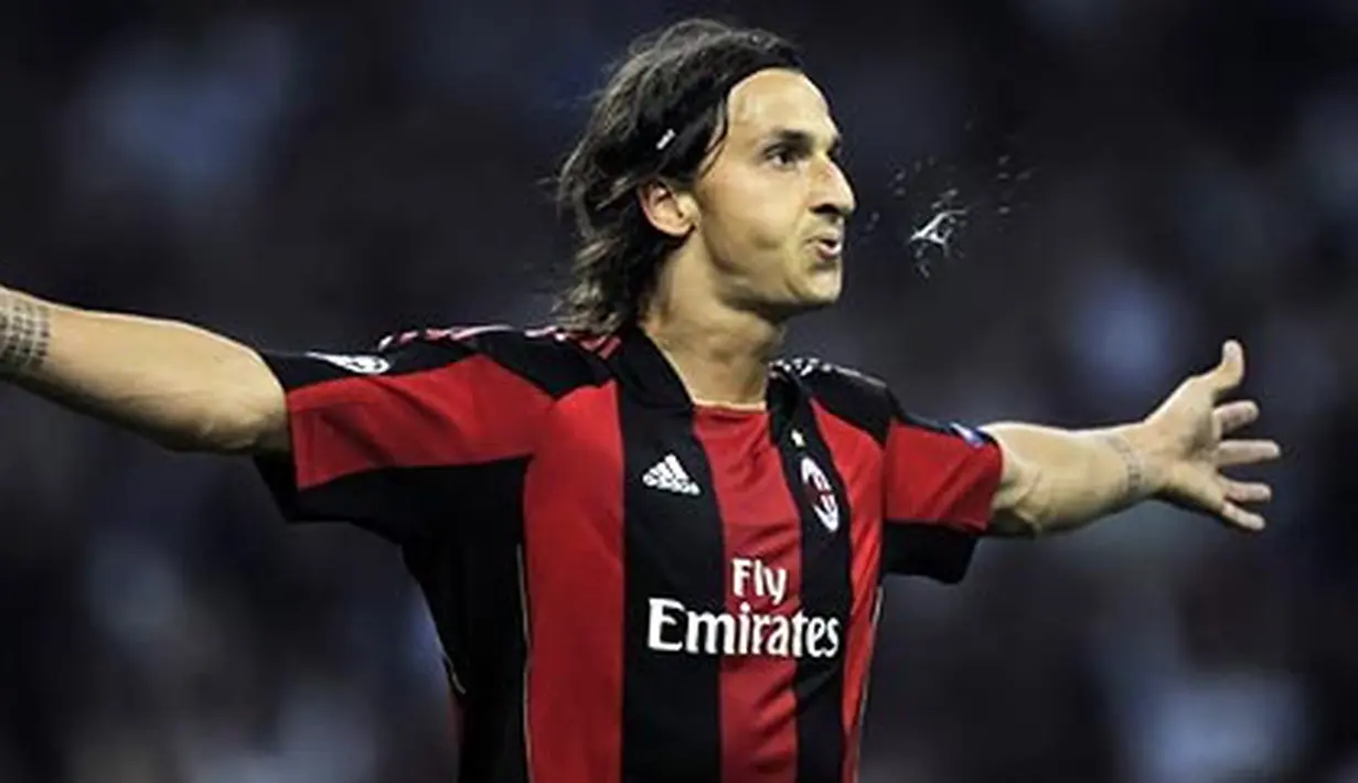 Selebrasi Zlatan Ibrahimovic yang mencetak dua gol ke gawang AJ Auxerre dalam partai pertama babak penyisihan grup Liga Champions di San Siro, 15 September 2010. AFP PHOTO/OLIVIER MORIN
