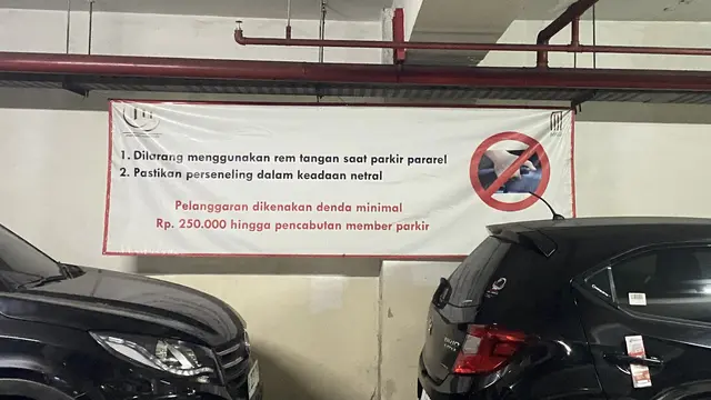 Tempat parkir salah satu apartemen yang tersambung langsung dengan mal.