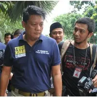 Pengemudi ojek online dengan dan supir taksi ricuh di tengah-tengah unjuk rasa yang dilakukan supir taksi dan angkutan umum lainnya. Kombes Pol Krishna Murti pun bertindak tegas dengan para pelaku kericuhan tersebut.