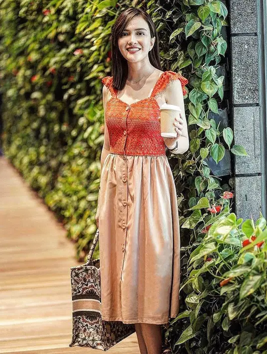 Sebelum mengetahui kehamilan pertamanya, Shandy Aulia hanya bisa berdoa agar segera dikaruniai momongan. Shandy dikenal aktif di Instagram mempromosikan produk busananya yang bertajuk Shandy Aulia Collections. Tak heran dirinya selalu tampil modis di tiap kesempatan. (Liputan6.com/IG/@shandyaulia)