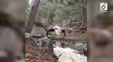 Seorang wanita melakukan yoga di atas sungai. Kehilangan keseimbangan, ia malah terjatuh dan terseret arus sungai.