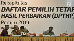Ketua KPU RI Arief Budiman berbincang dengan sejumlah komisioner KPU sebelum memulai rapat pleno Rekapitulasi Daftar Pemilih Tetap Hasil Perbaikan (DPTHP) di Kantor KPU RI, Jakarta, Minggu (16/9). (Merdeka.com/Iqbal S. Nugroho)