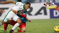 Pemain Timnas Indonesia, Rizky Pora, terjatuh saat berusaha melewati kiper Vietnam dalam laga leg kedua semifinal Piala AFF 2016 di Stadion My Dinh, Hanoi, Vietnam, Rabu (7/12/2016). (Bola.com/Peksi Cahyo)