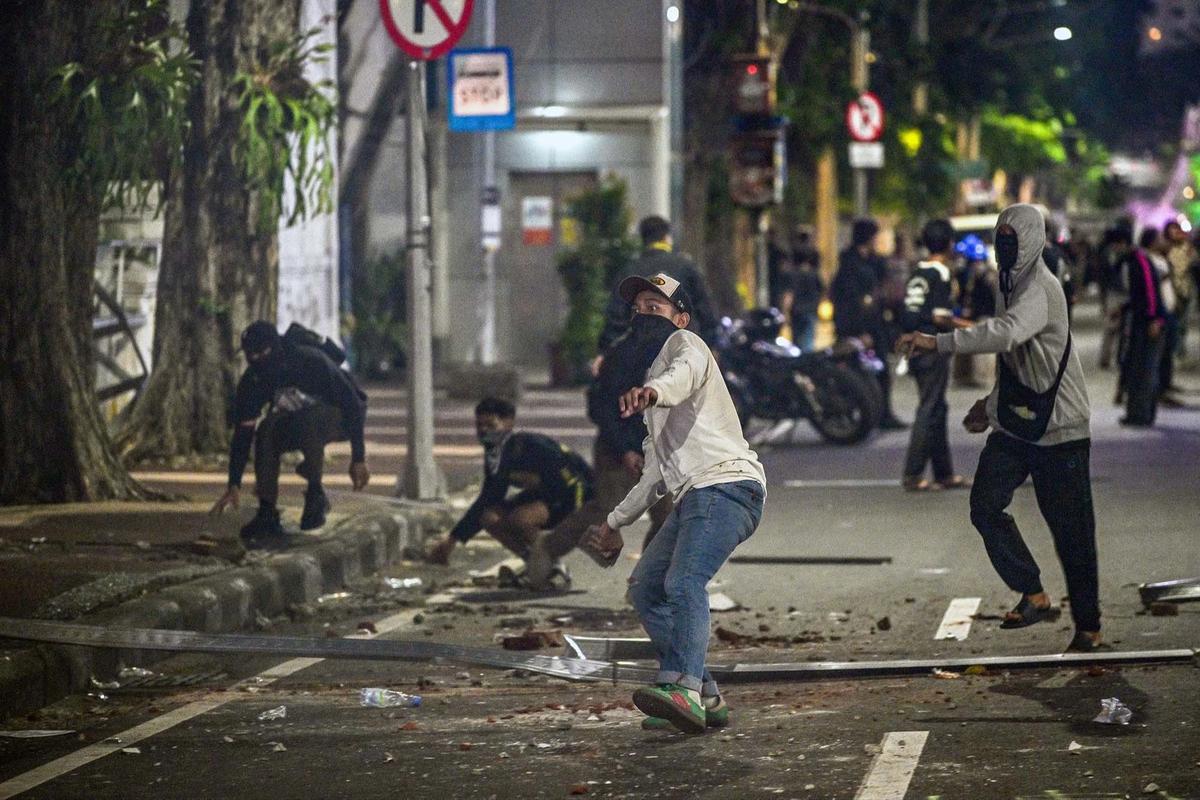 FOTO: Demo  Mahasiswa dan Warga Surabaya Berakhir Ricuh