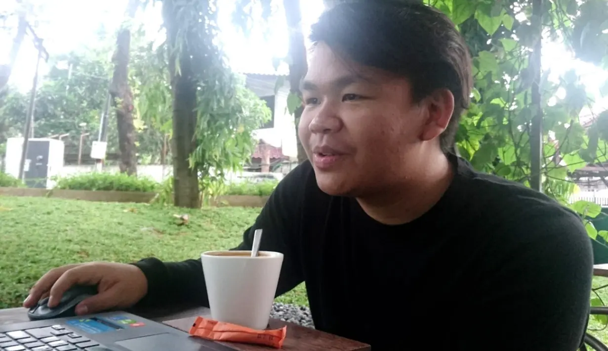 Sejak setahun ini, Kiki dekat dengan perempuan tersebut. Meski demikian, ia belum mau memberi tahu siapa sosok perempuan yang berhasil meluluhkan hatinya tersebut. (Muhamad Altaf Jauhar/Bintang.com)