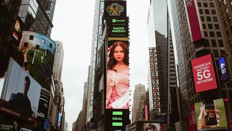 4 Wajah Musisi Indonesia yang Terpampang di Times Square, Terbaru Nadin Amizah