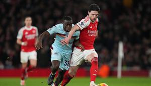 Declan Rice (kanan) berebut bola dengan Michael Kayode laga Arsenal vs Brentford di Emirates Stadium pada hari Kamis (04/12/2025) dini hari WIB. (AP Photo/Kirsty Wigglesworth)