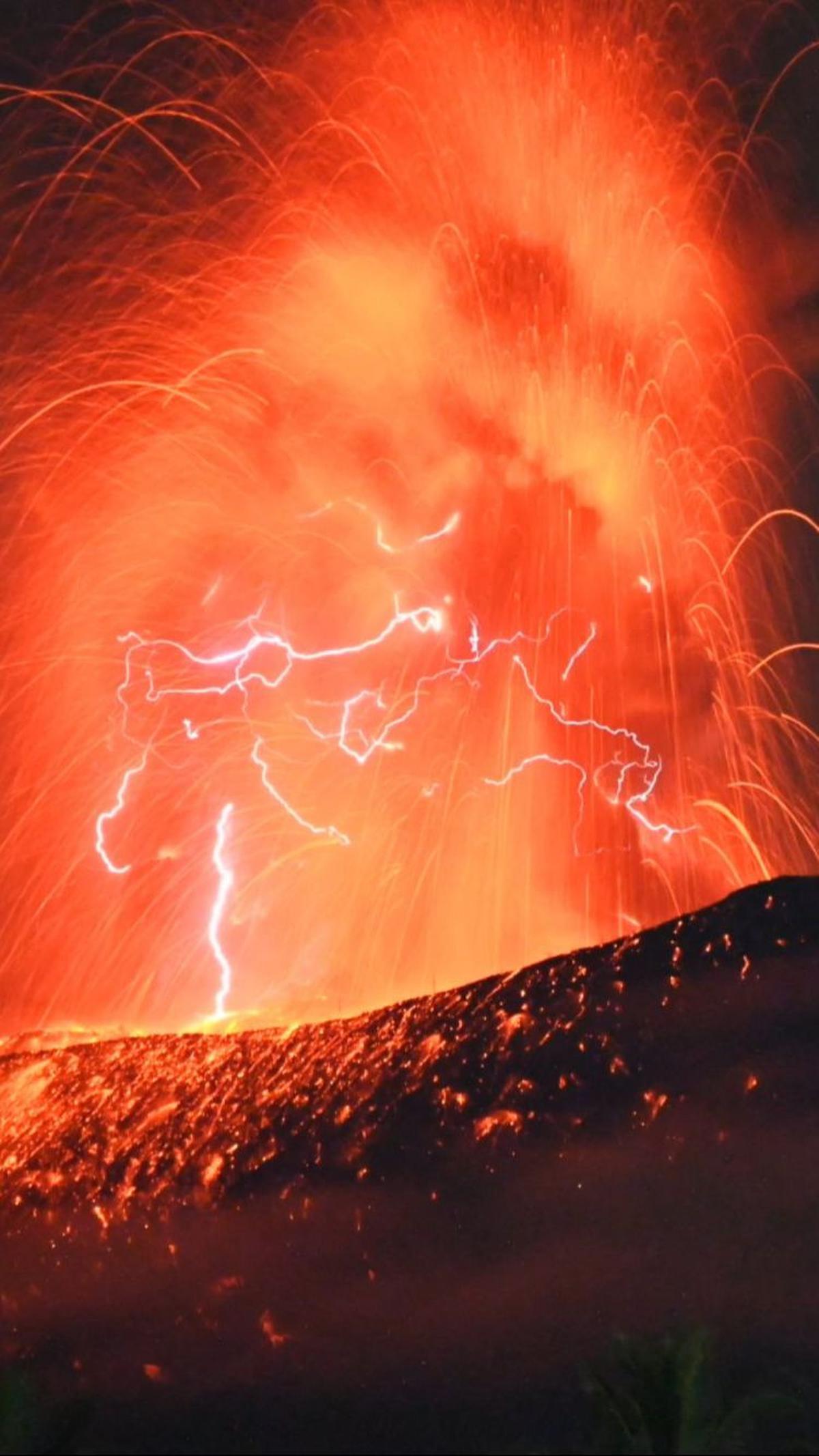 Penampakan erupsi Gunung Ibu itu berhasil diabadikan oleh Badan Geologi. Foto: HO/Indonesia’s Geological Agency/AFP<br>