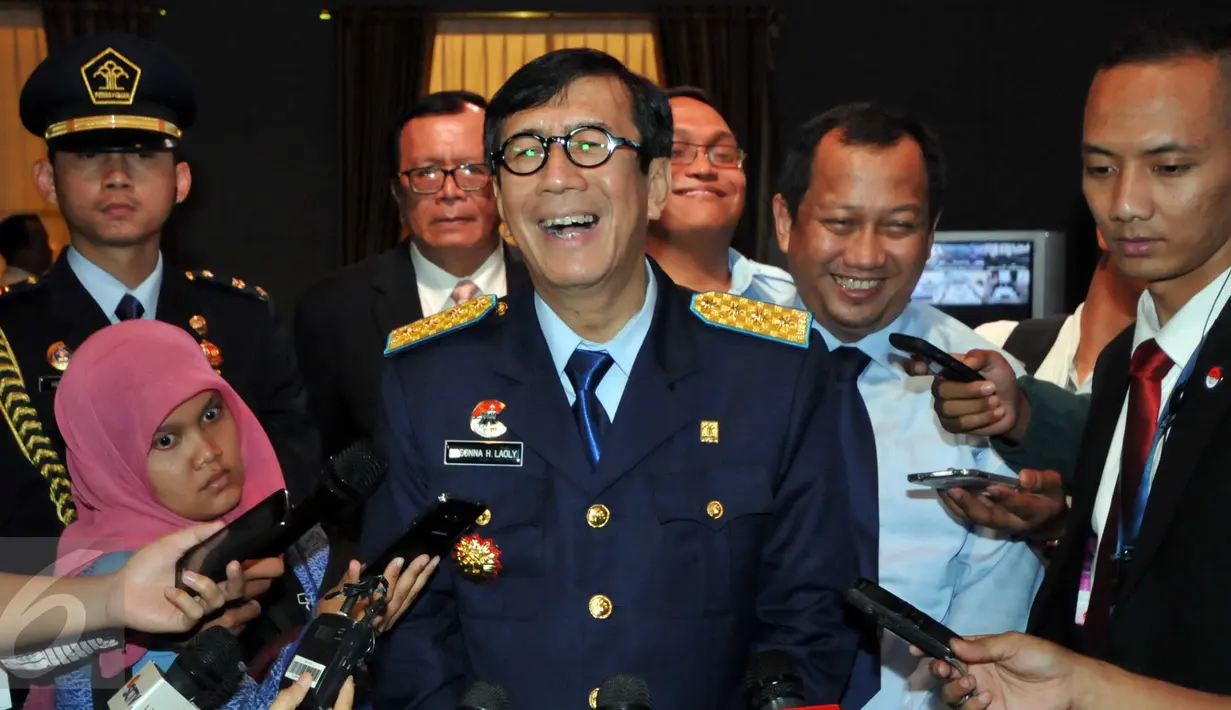 Menkumham Yasonna H Laoly memberi keterangan seusai acara peresmian Control Room Kami Pasti di Gedung Kemenkumham, Jakarta, Jumat (30/10). Control Room tersebut akan memantau situasi di 8 lapas melalui kamera pengintai (CCTV). (Liputan6.com/Helmi Afandi)