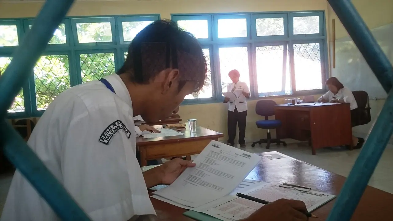 Siswa Tunarungu di SLBN Pembina Palembang mengerjakan soal UN (Liputan6.com/Nefri Inge)