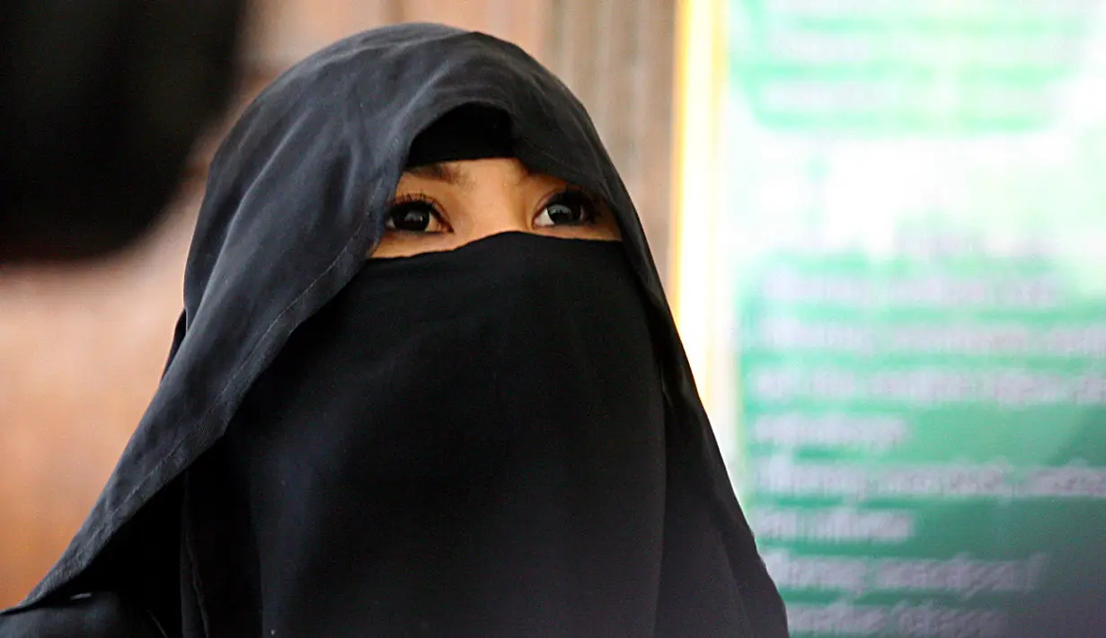 "Hak asuh anak Alhamdulillah dikabulkan tadi Kipsmail di bawah asuhan saya. Saya nggak menuntut nafkah karena saya yakin Caisar sudah tau, sudah paham agama, dia tau lah bagaimana menafkahi anak," tandas Indadari. (Nurwahyunan/Bintang.com)