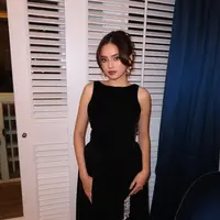 Tampil anggun dalam balutan busana serba hitam, penampilannya terlihat begitu sleek, modern, sekaligus memancarkan aura glamor yang khas. [@vinkimakeup].